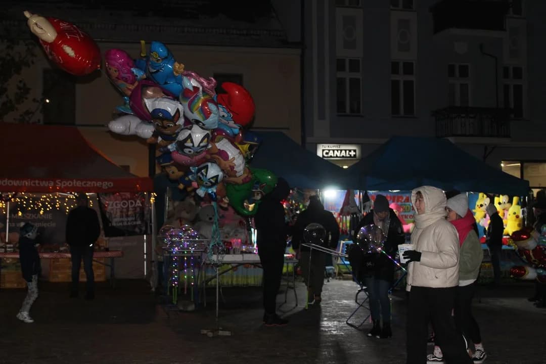 Choinka na Rynku w Jarocinie, Mikołajki i Jarmark Bożonarodzeniowy — zdjęcie 3 z 155