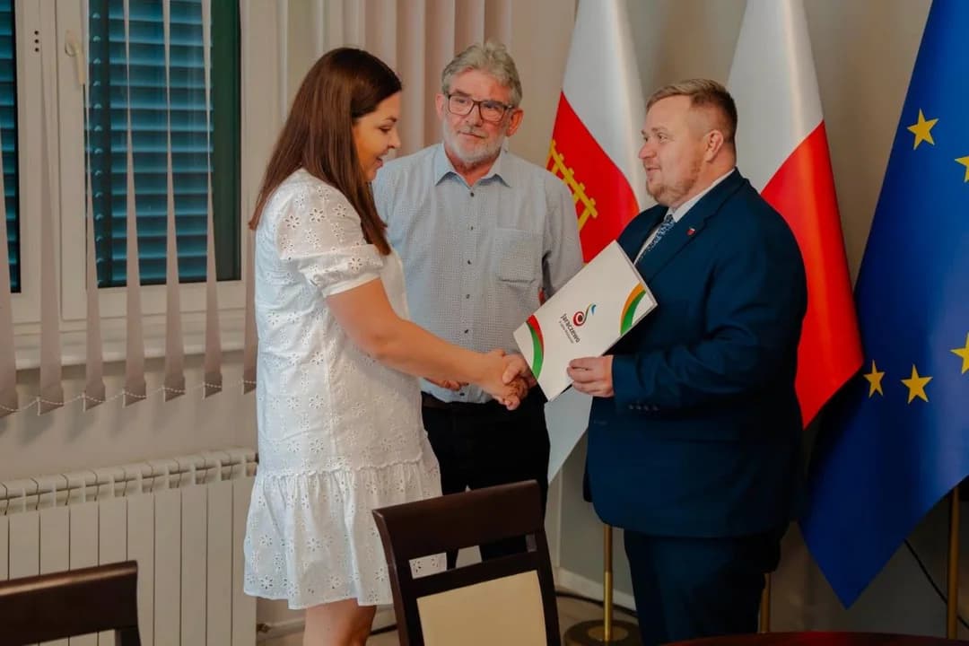 Uroczystego wręczenia dokumentów dokonał Bartosz Banaszak, burmistrz Jaraczewa