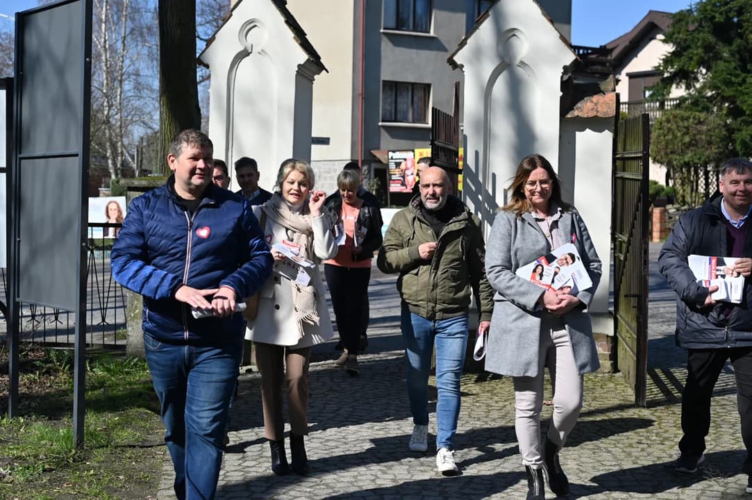 Poseł Pawliczak wspiera kandydatów Koalicji 15 Października w kampanii wyborczej w Jarocinie
