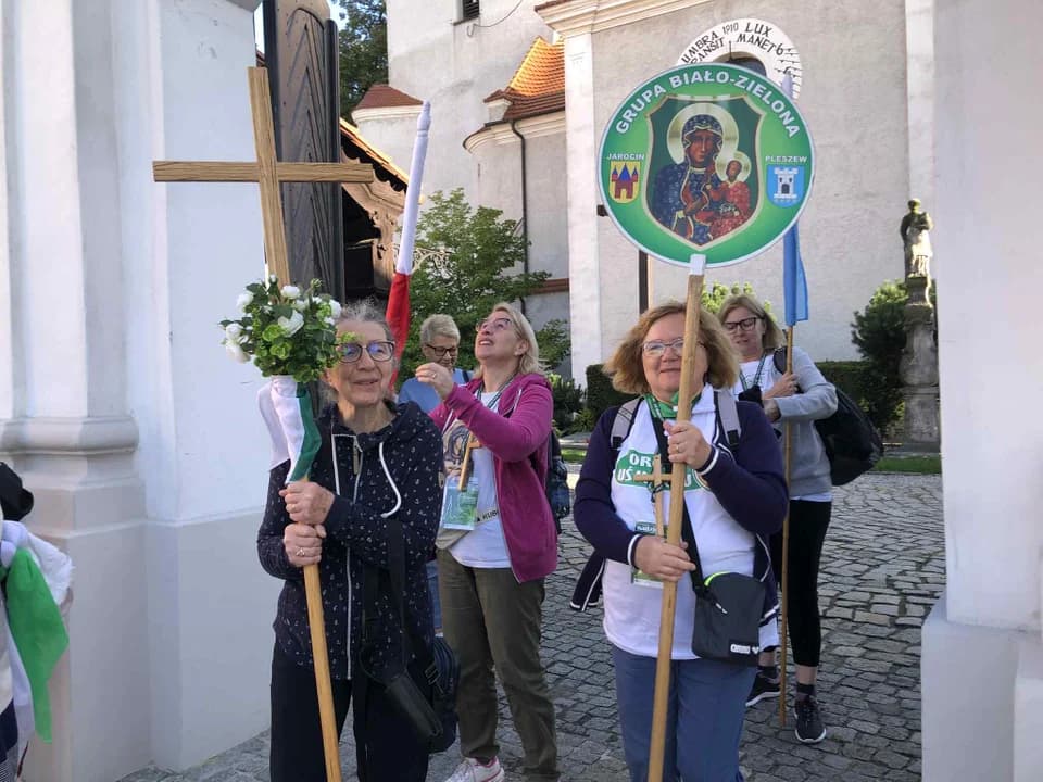 Grupa biało-zielona jest już w drodze na Jasną Górę. Rozpoczęli wędrówkę mszą św. w Jarocinie [ZDJĘCIA, WIDEO] — zdjęcie 6 z 88
