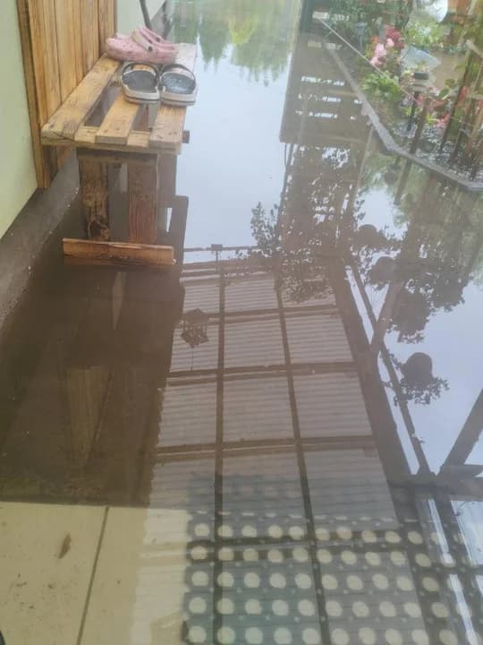 Zalana posesja przy ul. Odrzańskiej w Jarocinie