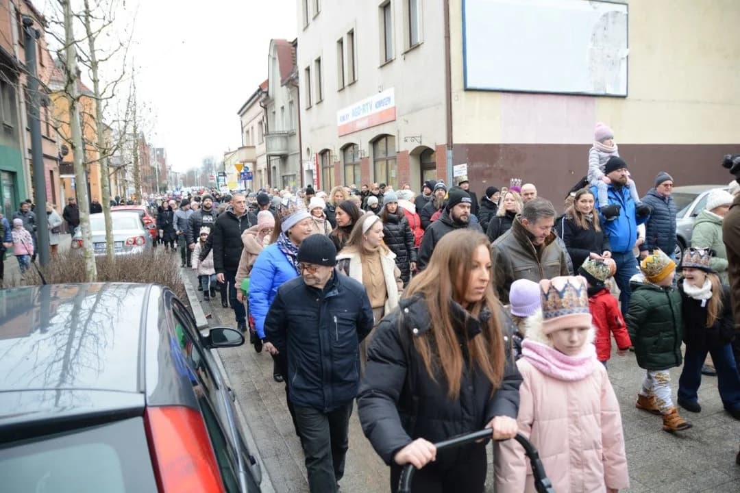 14. Jarocińskie Kolędowanie z Orszakiem Trzech Króli. Najwięcej było przedszkolaków  [ZDJĘCIA]