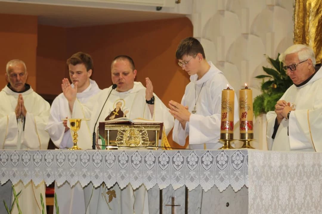 Pożegnanie ojca Eliota Mareckiego i brata Sebastiana Baryluka w parafii św. Antoniego Padewskiego w Jarocinie [ZDJĘCIA] — zdjęcie 5 z 44