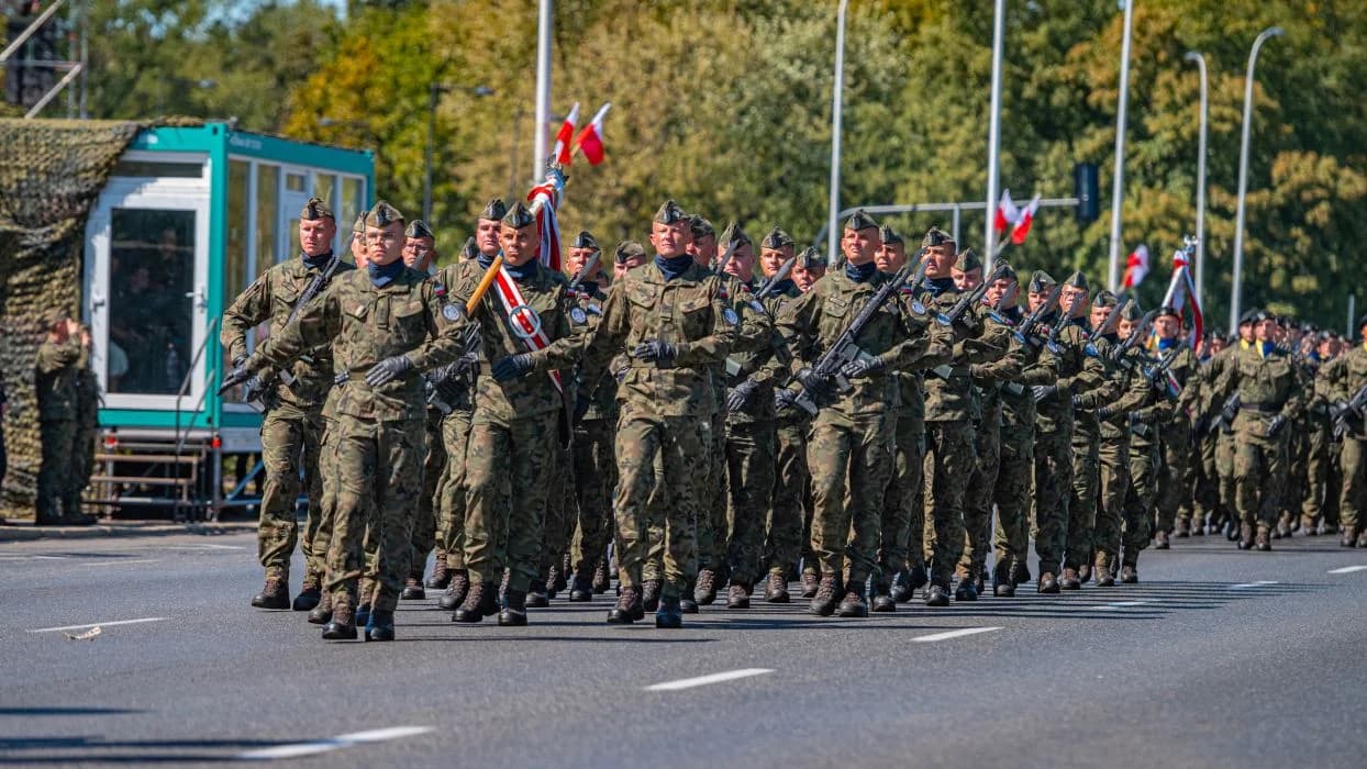 W tegorocznej defiladzie z okazji Święta Wojska Polskiego w Warszawie uczestniczył pododdział 16. Jarocińskiego Batalionu Remontu Lotnisk. Żołnierze z Jarocina