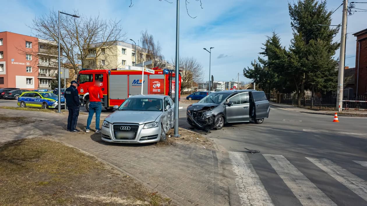 Zderzenie na skrzyżowaniu Węglowej i Kościuszki. Jedna osoba trafiła do szpitala — zdjęcie 4 z 6