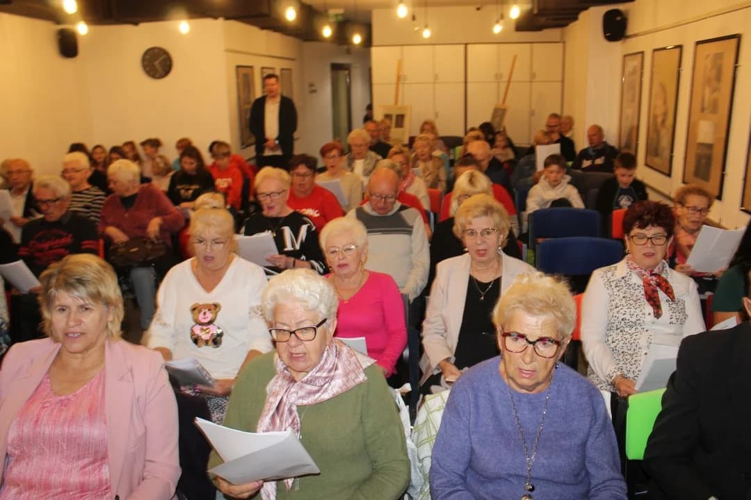 Śpiewająco uczcili Międzynarodowy Dzień Muzyki. Jeden wielki chór w Kamienicy Kultury w Jarocinie [ZDJĘCIA] — zdjęcie 6 z 84