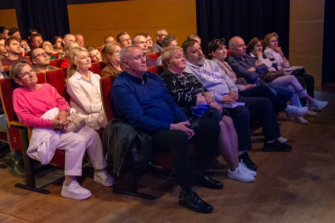 Podczas spotkania gość koncentrował się na analizie mniej znanych faktów z okresu II wojny światowej oraz kulisach pracy nad swoimi publikacjami.