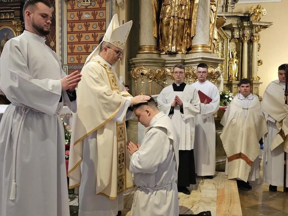 Święcenia czterech nowych księży diecezji kaliskiej — zdjęcie 1 z 44