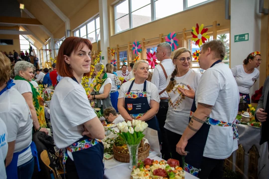 Wielkie tarcie chrzanu w Chrzanie. Przy tarkach stanęło blisko 100 KGW z całej Wielkopolski  [ZDJĘCIA, AKTUALIZACJA]