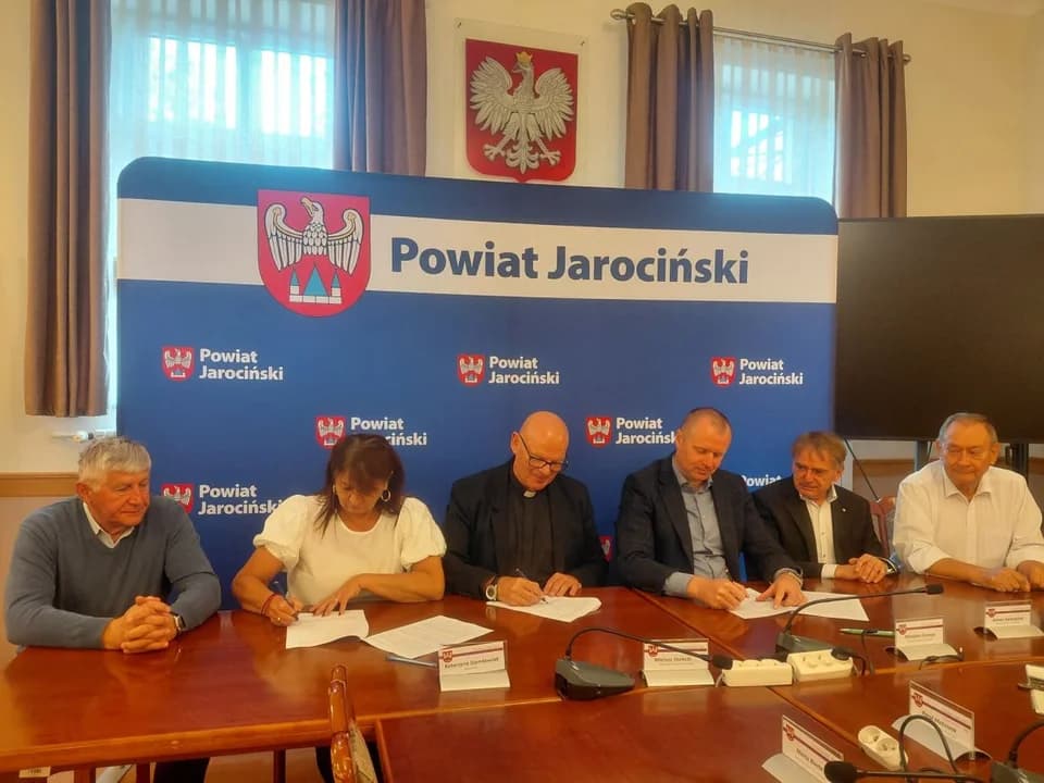 Podpisy pod umową o dofinansowania wszystkich robót przy figurze - oprócz proboszcza parafii św. Marcina ks. Dariusza Matusiaka - złożyli: starosta jarociński Mariusz Stolecki i wicestarosta Katarzyna Szymkowiak. W spotkaniu uczestniczyli także: przewodniczący rady powiatu Mirosław Drzazga i jego zastępca Waldemar Wojtkowiak.