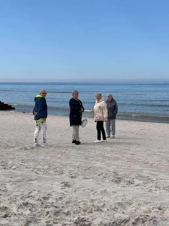 Spacery po plaży sprzyjały zdrowiu.