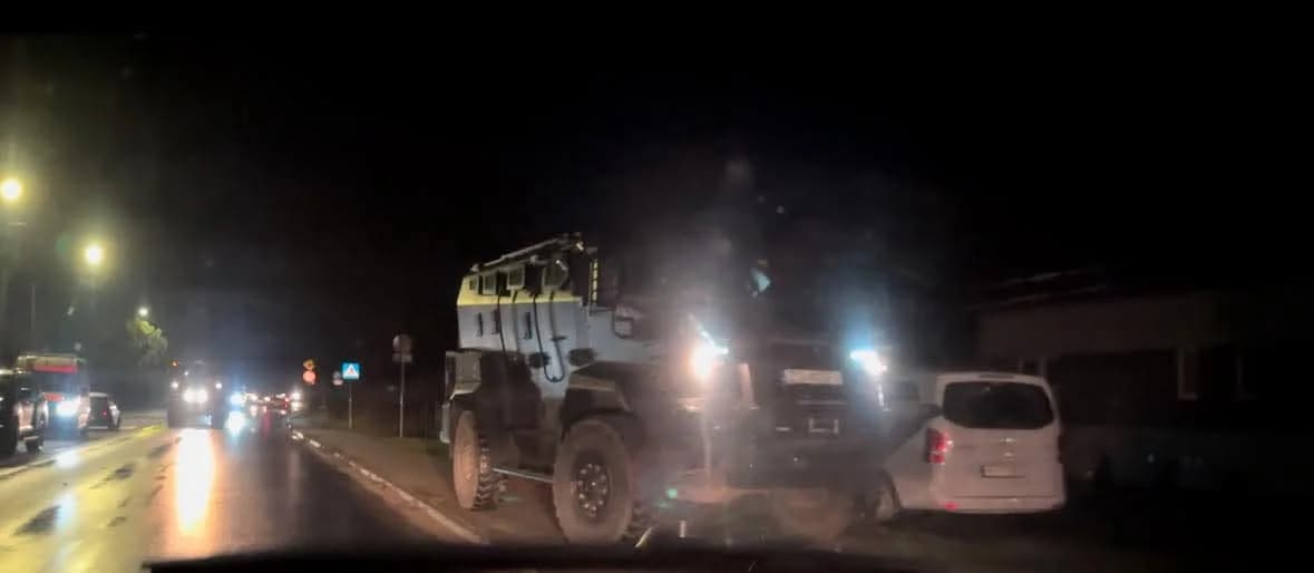 Realizacja służb pod Jarocinem. Opancerzone auto i zamaskowani policjanci. Co się działo w Wilkowyi? [ZDJĘCIA]