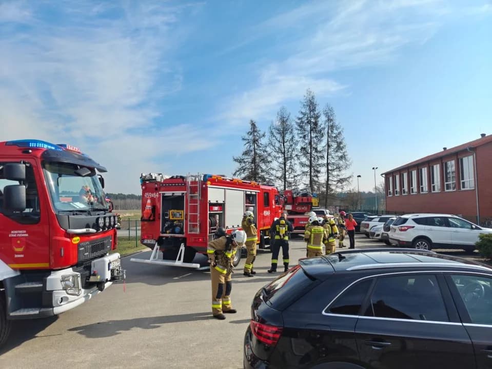 Zadymienie w szkole, zarządzono ewakuację. Strażacy przeprowadzili ćwiczenia