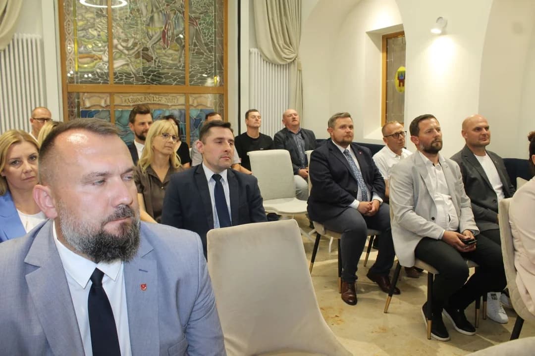 Uroczyste podpisanie umów w konkursie "Pięknieje wielkopolska wieś". Ze słodyczami z herbem Jarocina [ZDJĘCIA] — zdjęcie 4 z 52