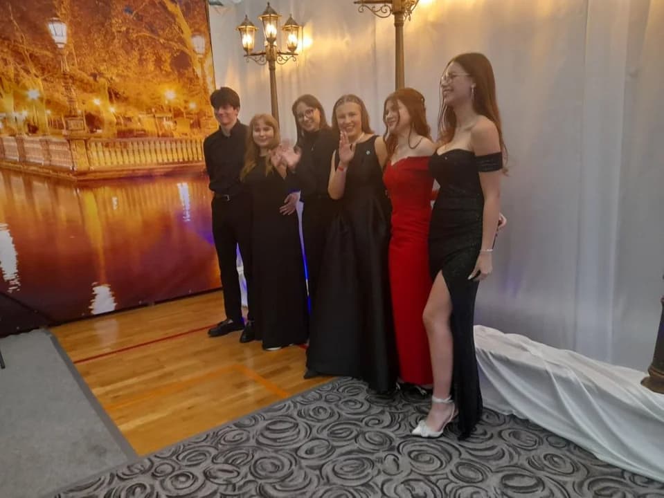 Studniówka 2024 w Liceum Ogólnokształcącym w Jarocinie — zdjęcie 3 z 98