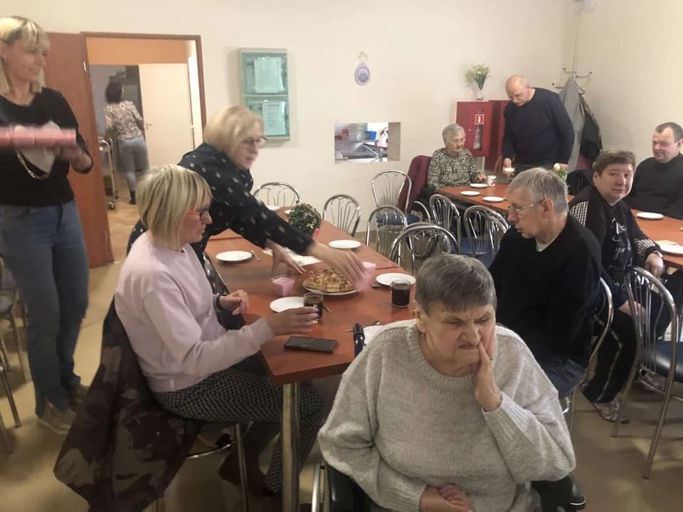 Dzieci z Niepublicznego Przedszkola "Poziomka" w Jarocinie ze świąteczną wizytą w mieszkaniach chronionych [ZDJĘCIA] — zdjęcie 2 z 13
