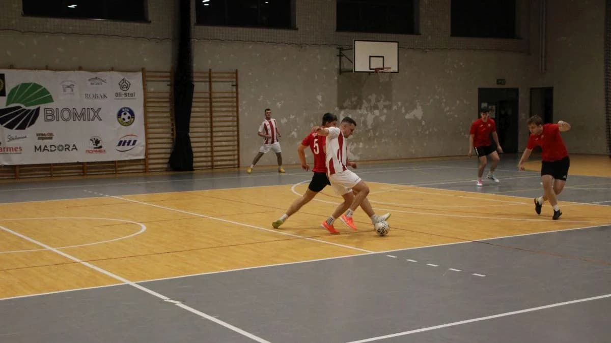 Bez większych niespodzianek w szóstej kolejce Jarocińskiej Ligi Halowej Piłki Nożnej [ZDJĘCIA] — zdjęcie 3 z 37