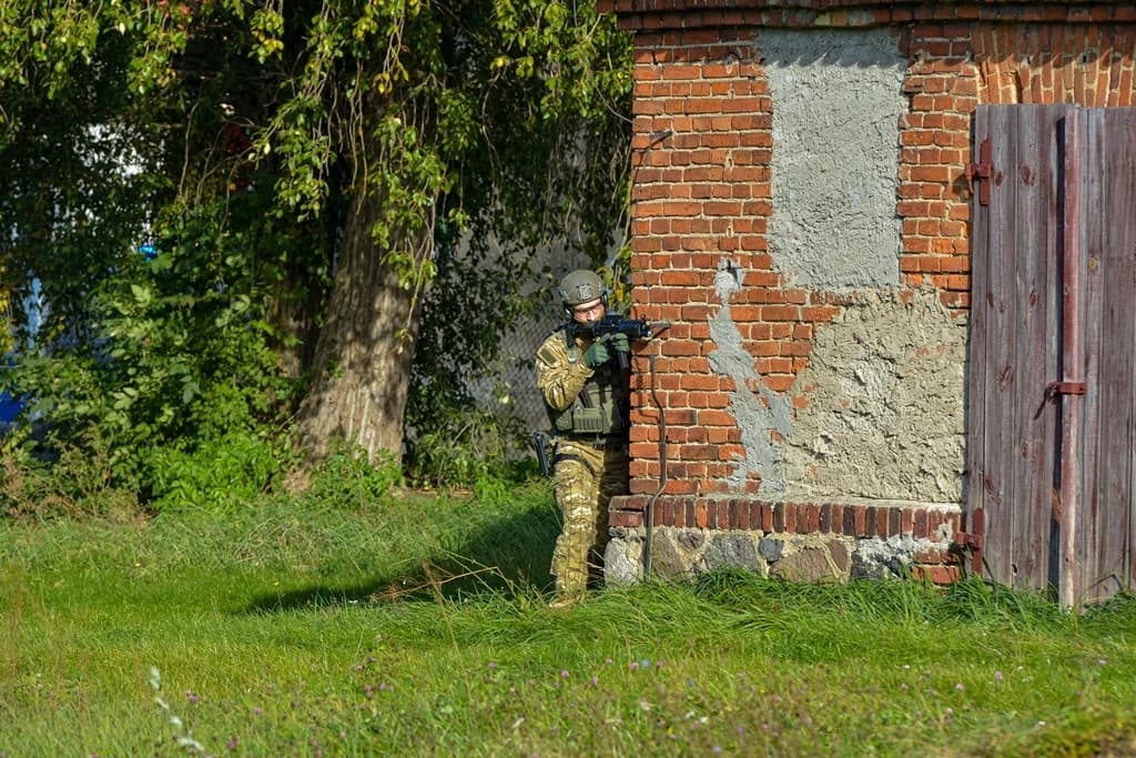 Katastrofa samolotu, uzbrojeni przestępcy i działania antyterrorystów - duże ćwiczenia policji i służb ratowniczych [ZDJĘCIA I FILM]