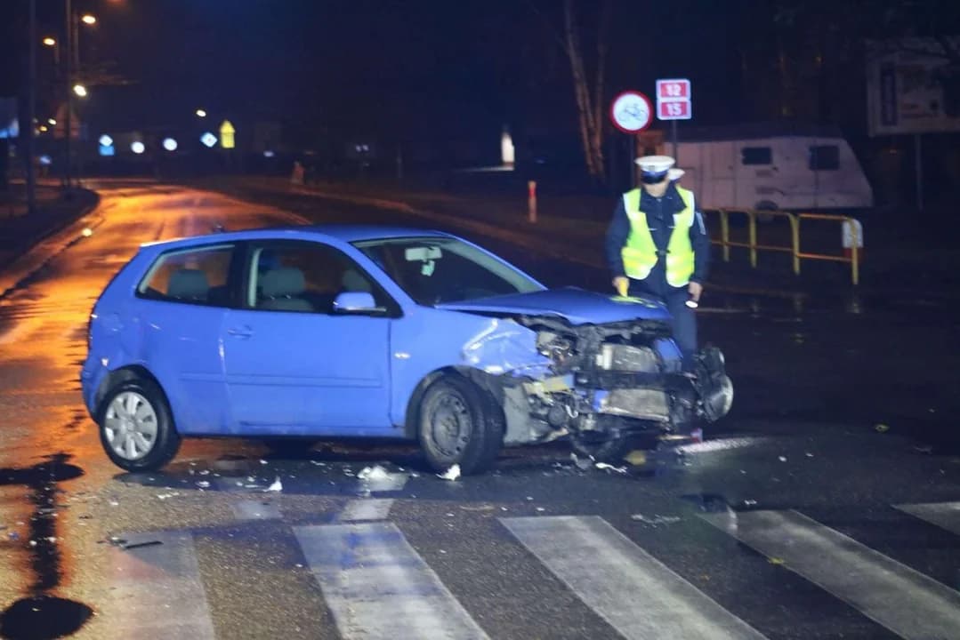 Zderzenie volkswagenów w Jarocinie. Dwie osoby w szpitalu