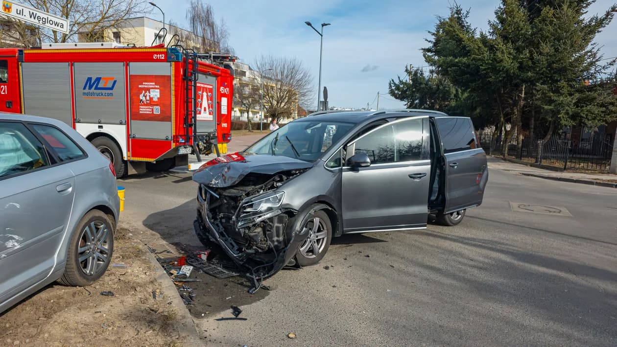 Zderzenie na skrzyżowaniu Węglowej i Kościuszki. Jedna osoba trafiła do szpitala — zdjęcie 6 z 6