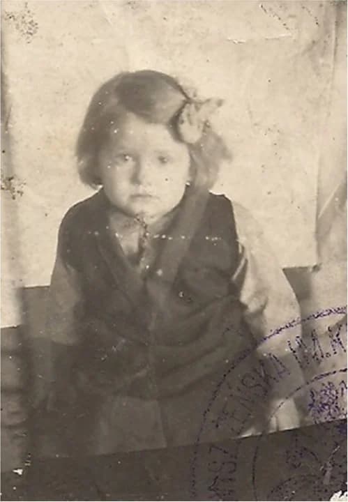 Marysia Hądzelek, ur. 29 września 1939 roku, w zdjęcie z czasu pobytu w ochronce podczas zesłania