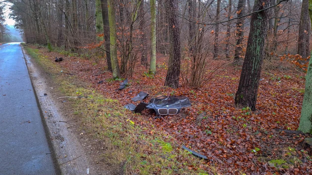 Wypadek na drodze Golina - Zakrzew. BMW uderzyło w drzewo — zdjęcie 4 z 40