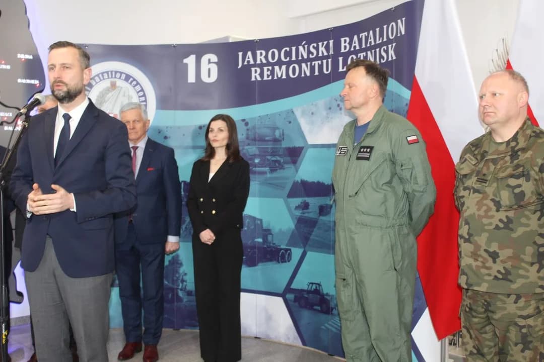 Minister obrony narodowej w 16. Jarocińskim Batalionie Remontu Lotnisk: "Jarocin rośnie w siłę" [ZDJĘCIA] — zdjęcie 6 z 42