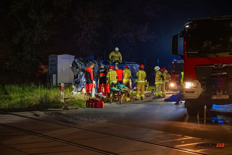 Zderzenie busa z pociągiem na przejeździe w Golinie. Kierowca zakleszczony w aucie [ZDJĘCIA, AKTUALIZACJA] — zdjęcie 6 z 23