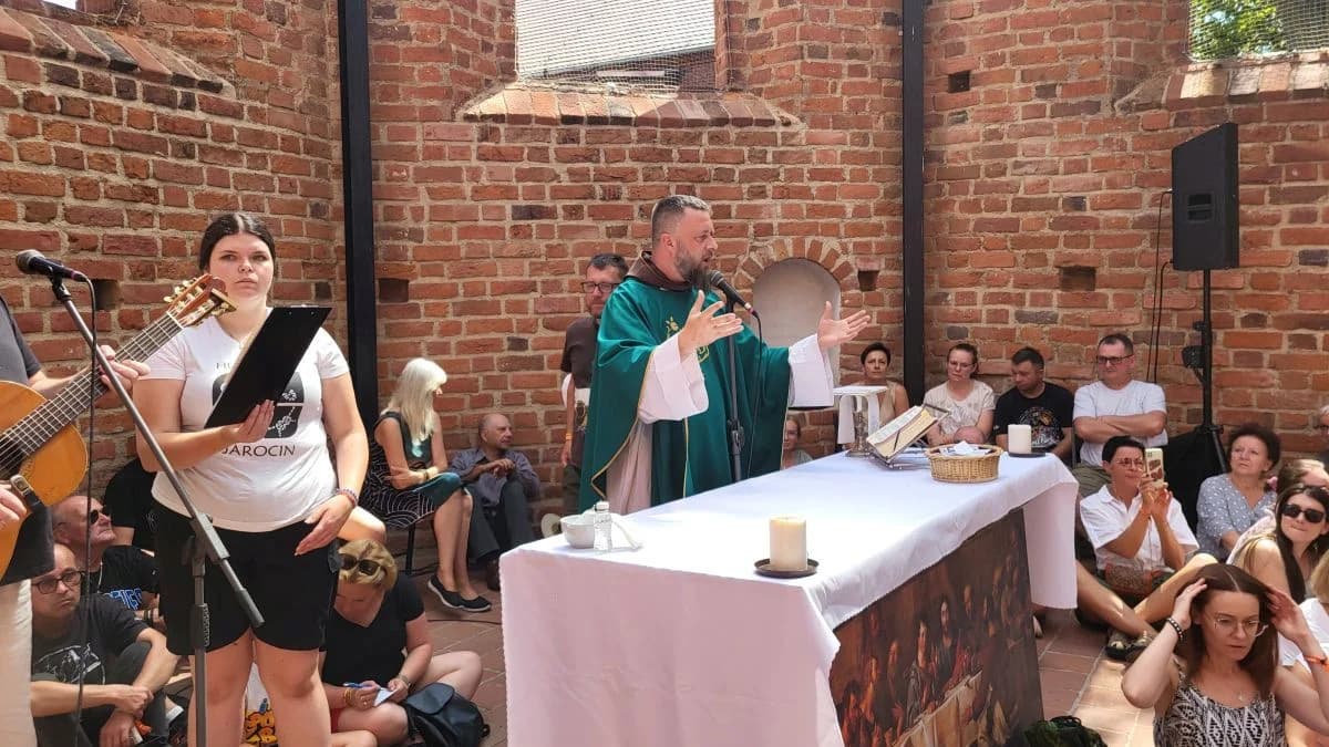 Msza Święta za zmarłych muzyków na Jarocin Festiwal 2024