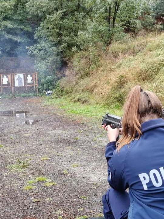 Funkcjonariusze pojechali na strzelnicę. "W swojej służbie policjanci mogą spotkać się z różnymi sytuacjami" — zdjęcie 5 z 9