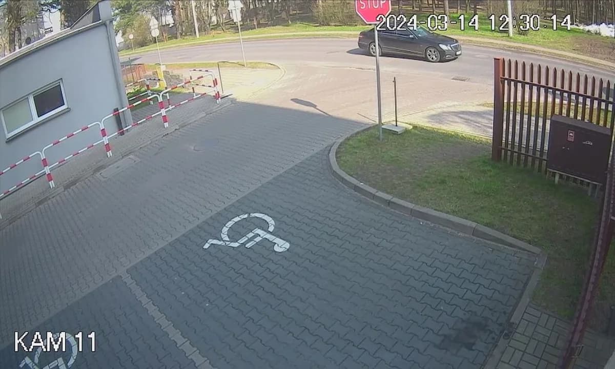 O włos od tragedii na przejściu dla pieszych w Jarocinie. Dzieci na pasach, a kierowca jedzie