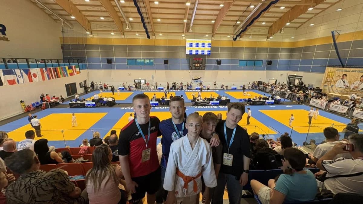 Michał Wyrwiński ze swoimi podopiecznymi na zawodach judo
