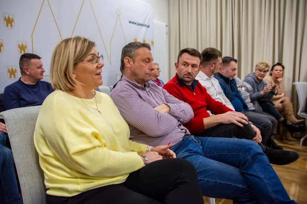 O ruchu aut na rynku w Jarocinie dyskutowano na spotkaniu w ratuszu. Jakie będą skutki tej dyskusji? [ZDJĘCIA, SONDA]