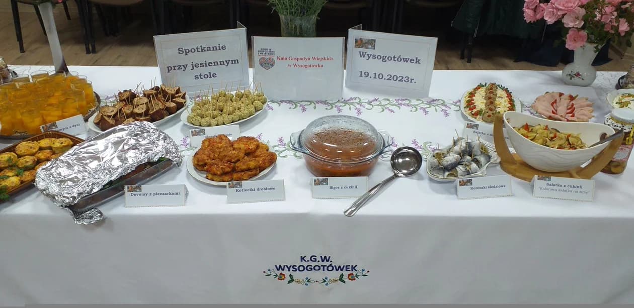 KGW Wysogotówek przygotowało spotkanie przy jesiennym stole — zdjęcie 5 z 15