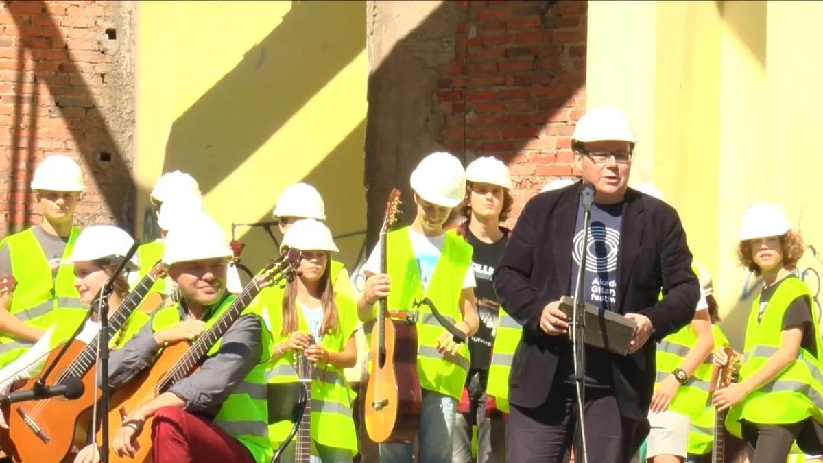 Muzyków zapowiadał ówczesny wiceburmistrz Jarocina Robert Kaźmierczak