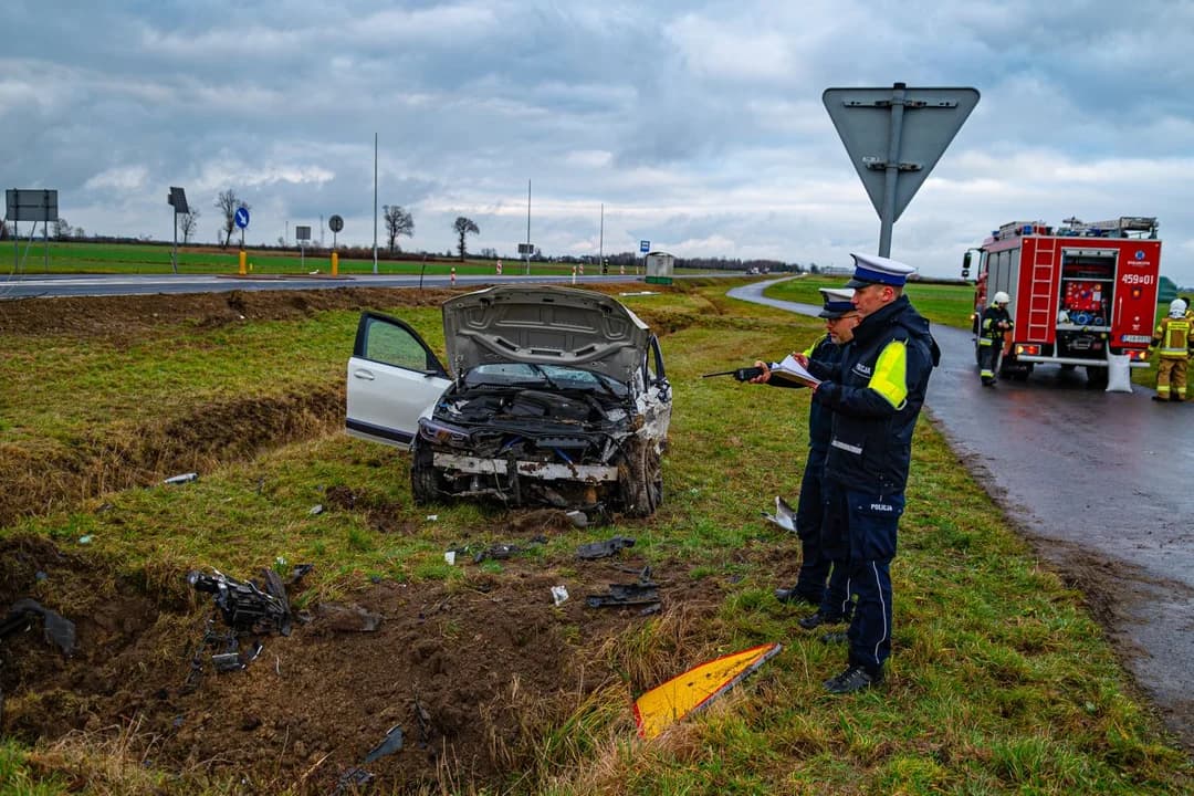 Zderzenie osobówki z busem w Jaraczewie na skrzyżowaniu DK 12 z drogą do Łukaszewa — zdjęcie 5 z 17