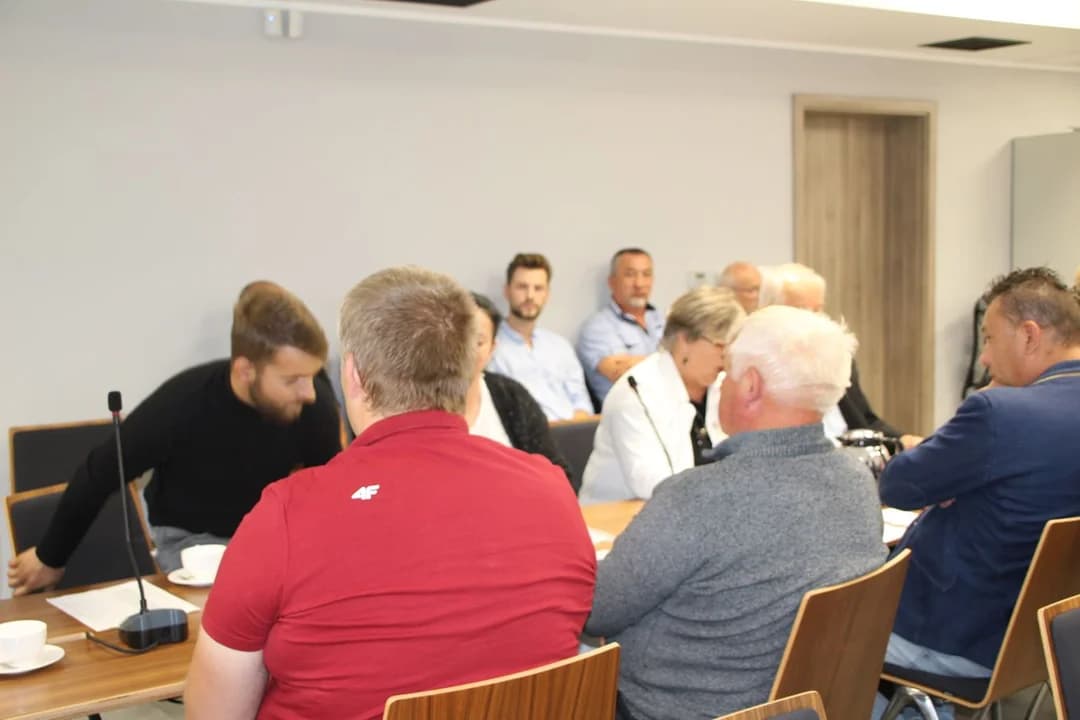 Cześć mieszkańców gminy Kotlin skarży się na smród z odchowalni cieląt w Twardowie — zdjęcie 5 z 29