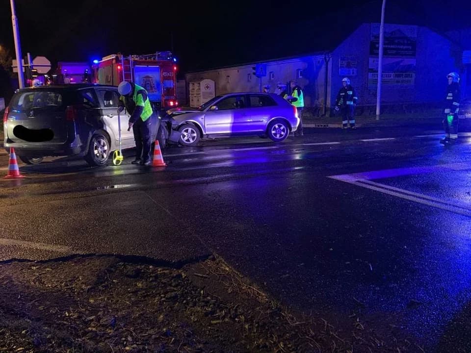 Zderzenie dwóch aut na DW 443
