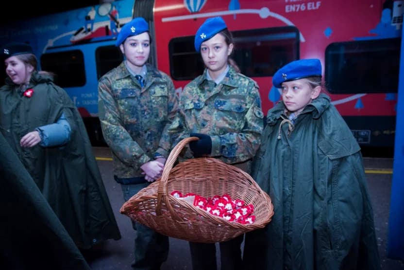 Budzili pasażerów na dworcu w Jarocinie, aby przypomnieć o buncie w koszarach [ZDJĘCIA]