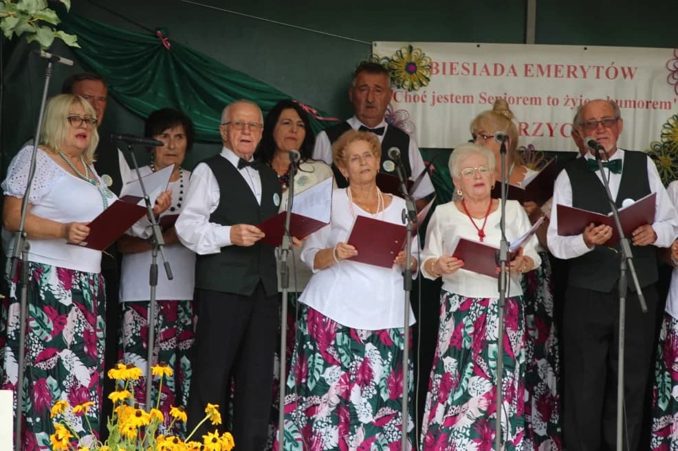 IX Biesiada Seniorów w Strzyżewie. "Choć jestem seniorem, to żyję z humorem" — zdjęcie 2 z 178
