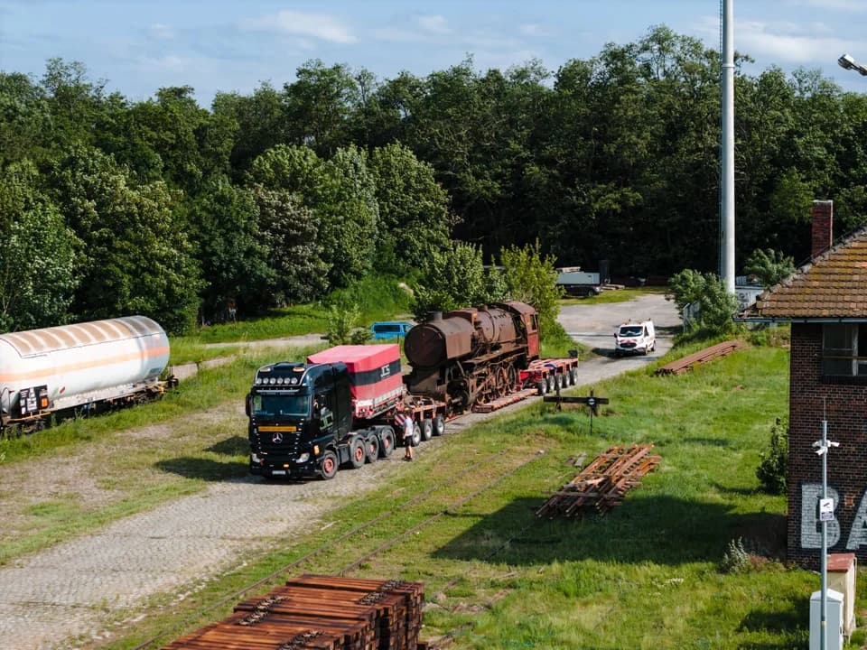 Parowóz w prezencie. Transport do Jarocina był wielkim wyzwaniem. ZOBACZ FILM — zdjęcie 5 z 11
