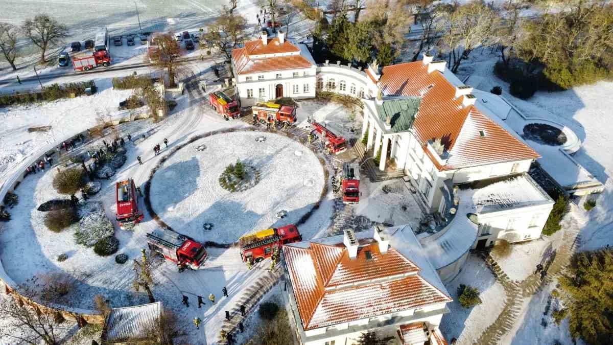 Podpalenie pałacu i ratowanie dwóch nieprzytomnych osób. Co się działo w muzeum w Śmiełowie? — zdjęcie 6 z 14