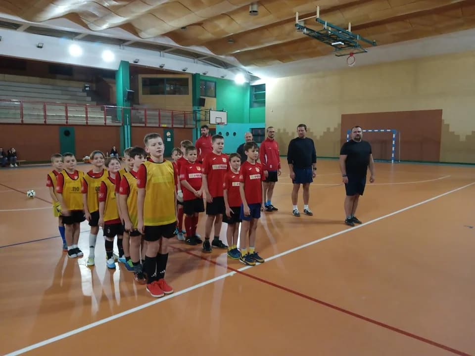 VII Gwiazdkowy Turniej Rodzinny w futsalu GKS Żerków CUP 2023 — zdjęcie 2 z 7
