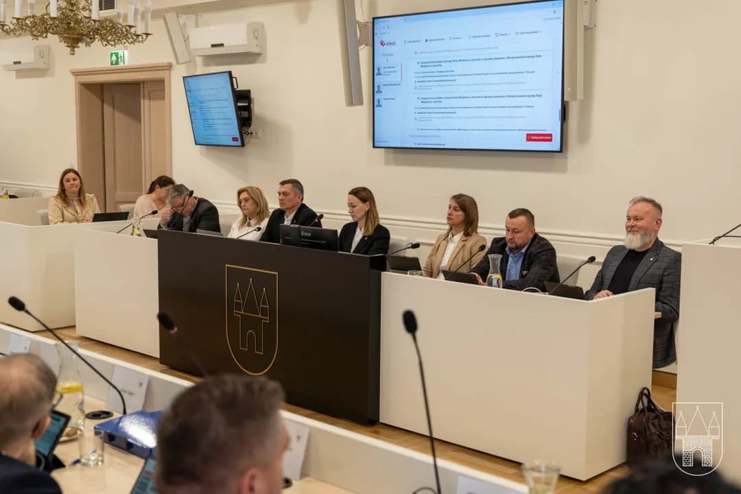 Dwa lata rządów - jaką ocenę dają burmistrzowi mieszkańcy, jaką radni? Jest piątka, ale i jedynka...