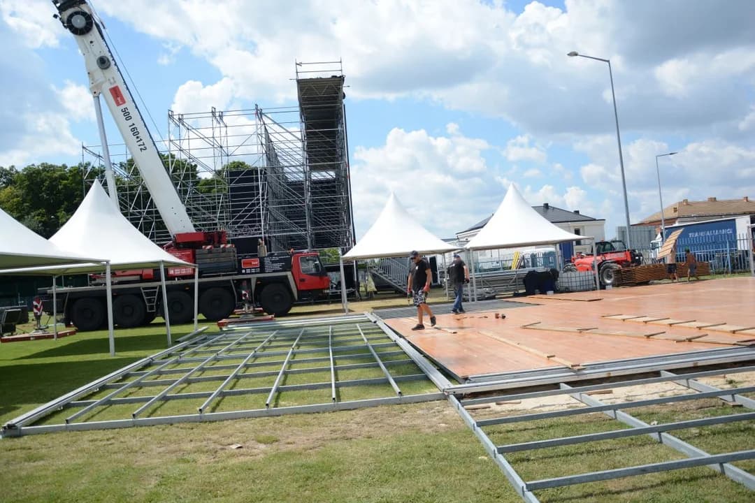 Jarocin Festiwal 2025. Rozpoczęła się budowa sceny przy ul. Maratońskiej. Od jutra trzeba się liczyć z utrudnieniami w ruchu [ZDJĘCIA] — zdjęcie 4 z 22