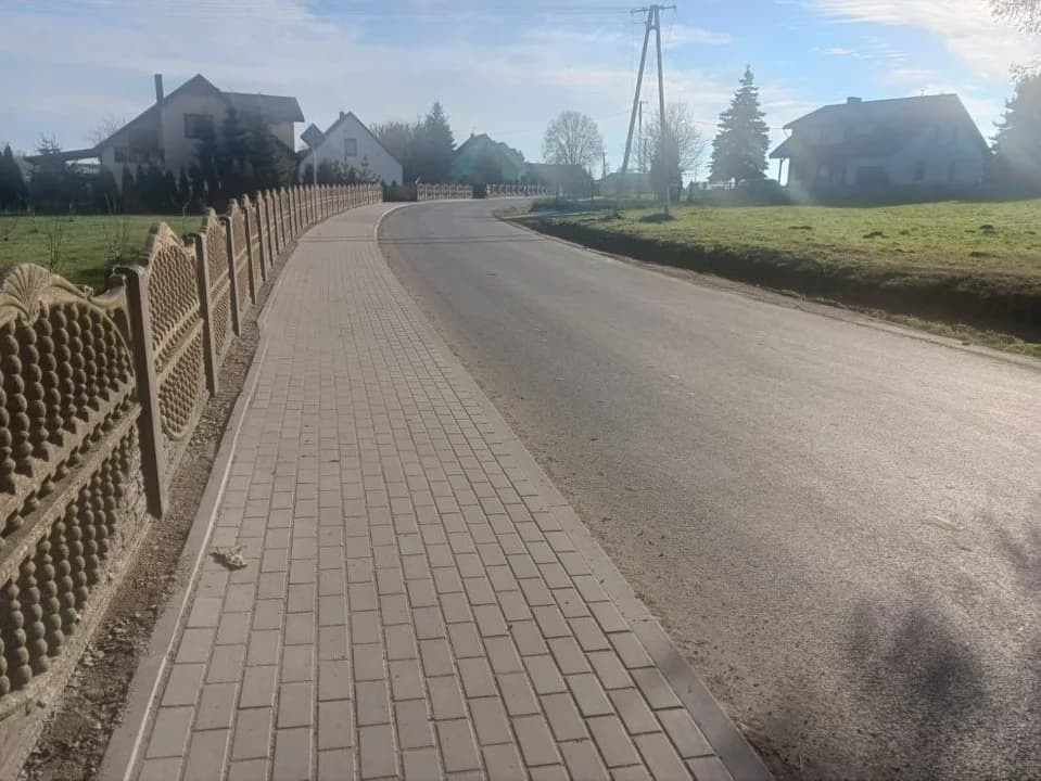 Nowa nawierzchnia, chodniki i przejście na powiatówce w gminie Żerków. Inwestycja z rządowym dofinansowaniem [ZDJĘCIA, SONDA] — zdjęcie 3 z 5