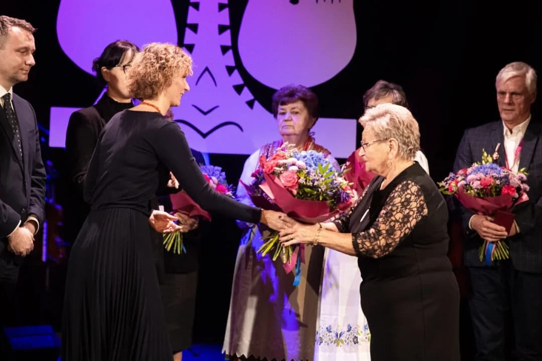 Zofia Talarowska wykonała haft na bluzce podarowanej znanej wokalistce - Cleo — zdjęcie 2 z 4