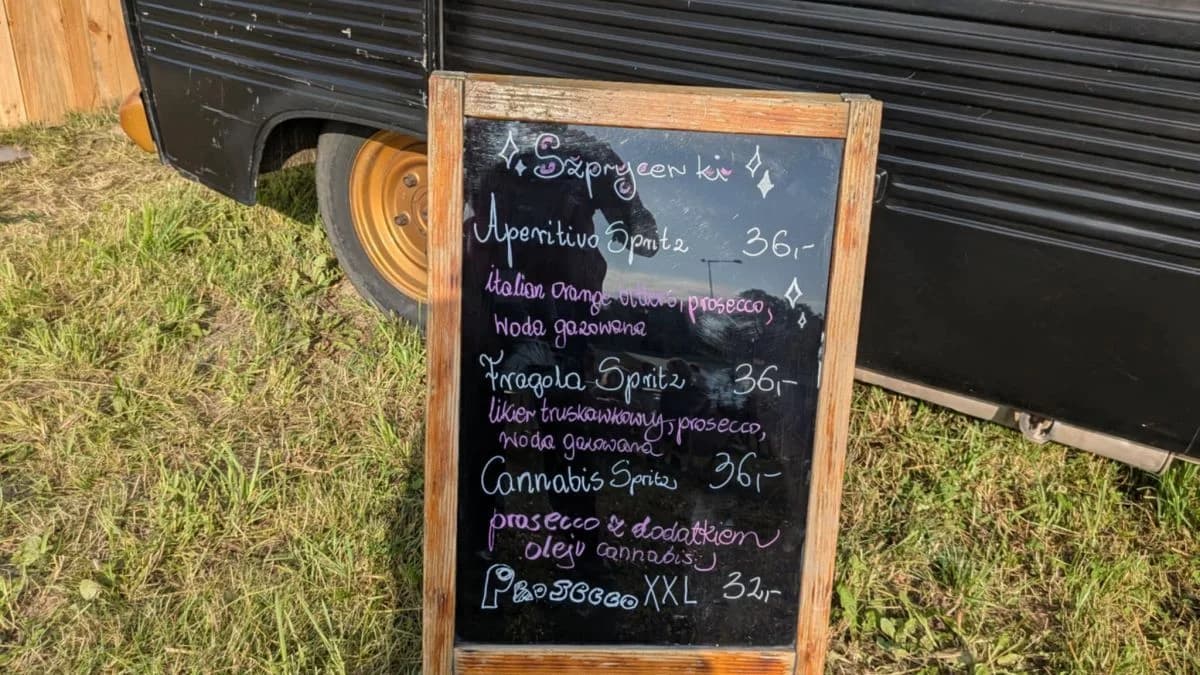 Stoisko z prosecco w strefie gastronomicznej na Jarocin Festiwal 2025