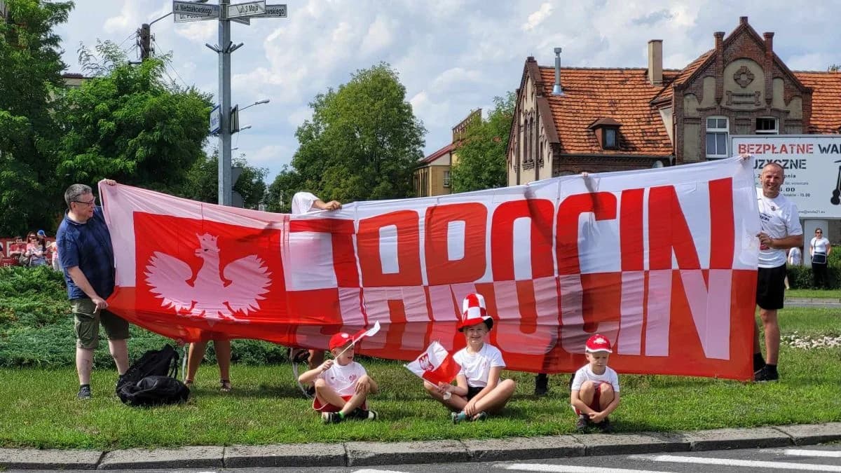 Kolarze przejechali przez Środę Wielkopolską, gdzie rozgrywana była premia specjalna. Wygrał ją Kamil Małecki (Q 36.5 Pro Cycling Team). Na ostatnim rondzie przed lotnym finiszem nie zabrakło jarociniaków, którzy dopingowali Macieja Paterskiego. Live ze Środy Wielkopolskiej możecie zobaczyć powyżej.