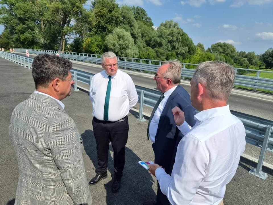 Od lewej: wójt gminy Gizałki Robert Łoza, wicemarszałkowie: Krzysztof Grabowski i Wojciech Jankowiak oraz Paweł Katarzyński, dyrektor Wielkopolskiego Zarządu Dróg Wojewódzkich w Poznaniu